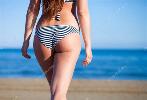 Femme En Bikini Sur La Plage Va La Mer Pendant Les Vacances D T