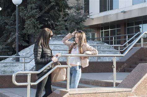 Две девушки разговаривают в парке #149393628 - Ларасток