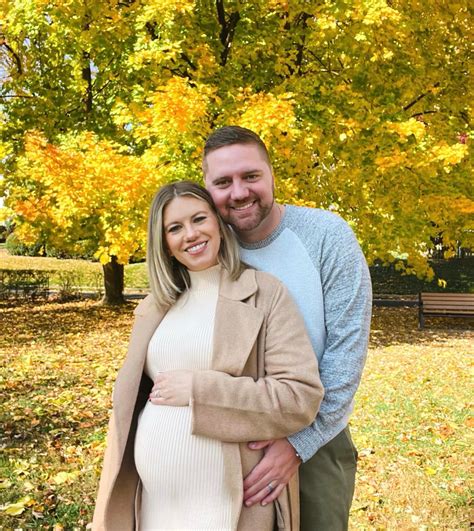 Kelsey Fabian 🐛 | Oh hey, we are having a baby soon 🤍 swipe to see how