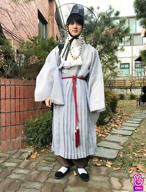 Jin usando Hanbok traje típico de Corea del Sur Kim Seokjin Kim