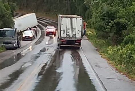 Acidente saída de pista deixa uma pessoa morta e outra ferida