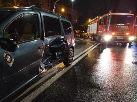 Foto Impact Ntre Dou Autoturisme Pe O Strad Din Pite Ti Doi Tineri