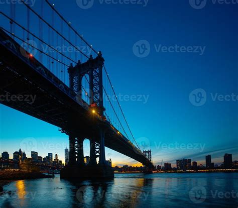 Manhattan Bridge At Night 18116612 Stock Photo at Vecteezy