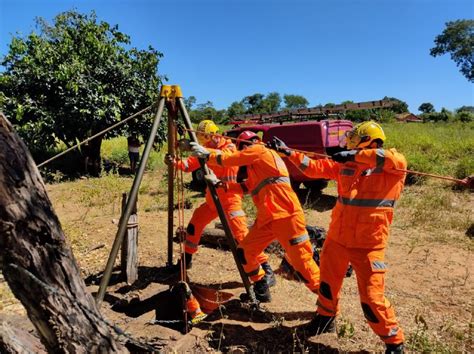 MULHER É RESGATADA APÓS CAIR EM CISTERNA DE 14 METROS DE PROFUNDIDADE