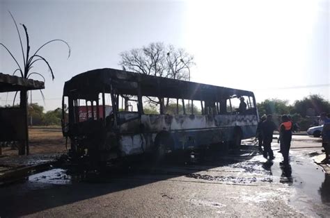 Un Colectivo Fue Consumido Por Las Llamas En El Puente Carretero