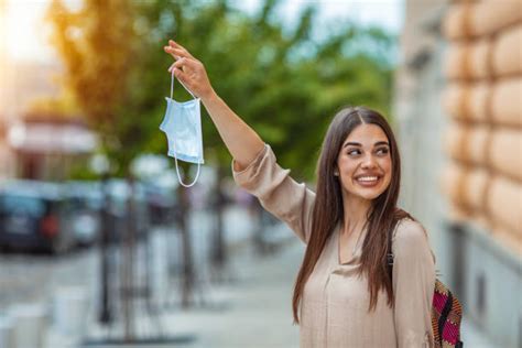 3 600 Girl Taking Off Her Clothes Photos Taleaux Et Images Libre De Droits Istock