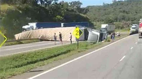 Carreta bitrem tomba e bloqueia Rodovia Fernão Dias Gerais Estado