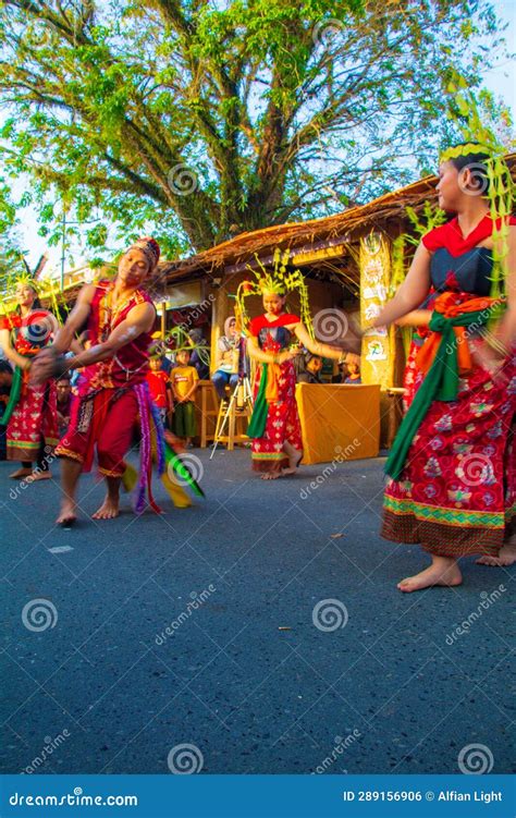 Balean Dadas Traditional Dance Editorial Photo - Image of clothing ...