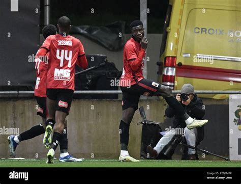 Makhtar Gueye du RWDM célèbre après avoir marqué lors d un match de