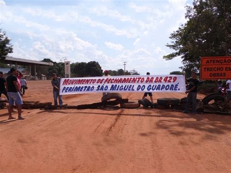 G1 Manifestantes liberam BR 429 após interdição em São Miguel RO