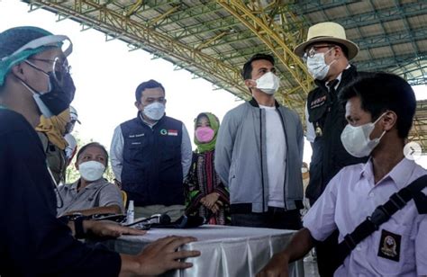 Kadisdik Jabar Dampingi Gubernur Tinjau Vaksinasi Di Gedung Bale Rame