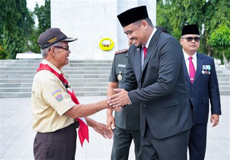 GALERI FOTO Wali Kota Medan Bobby Nasution Berziarah Ke Makam Mantan