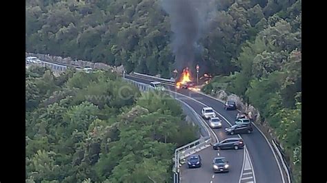 Canale Tv Auto Prende Fuoco Sulla Statale In Territorio Di