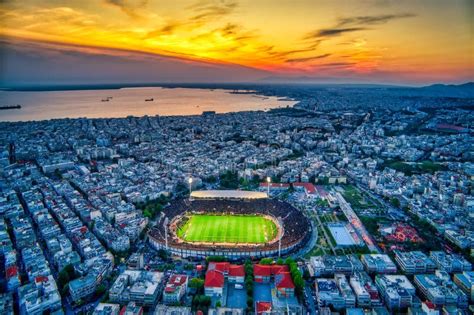 Lanzamiento A Reo Del Estadio De Toumba Por Completo De Los Fans Del