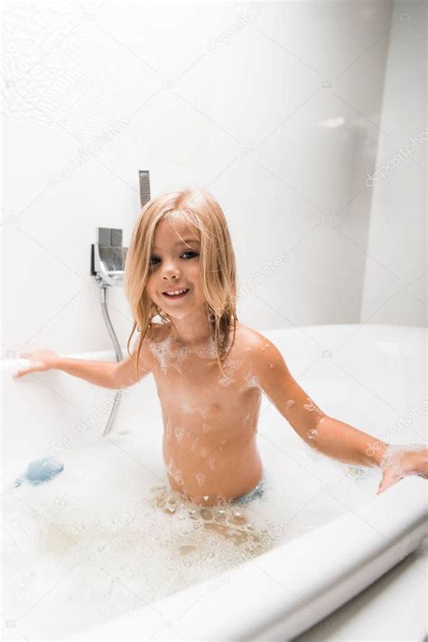 Niño Sonriente Desnudo Tomando Baño Bañera Foto de stock HayDmitriy