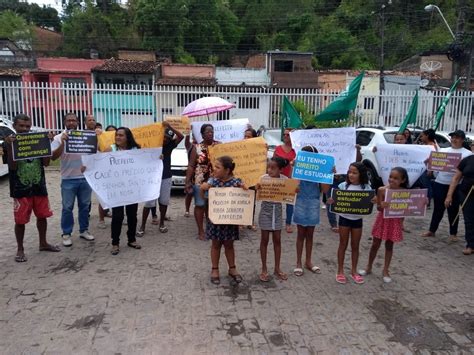 Pais e alunos de escola municipal na Ponta Grossa em Maceió fazem