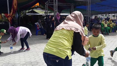 Lomba Bersama Anak Memindahkan Botol Menggunakan Benang YouTube