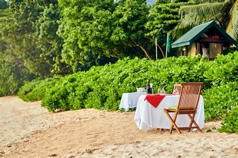 Mesa Preparada Para Una Cena Rom Ntica En La Playa De Seychelles Foto