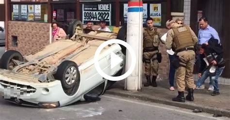 VÍDEO Capotamento complica trânsito na avenida Mauro Ramos em