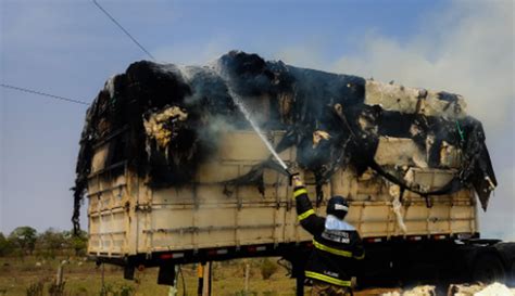 Carreta bitrem plumas de algodão pega fogo na MS 395 Interior