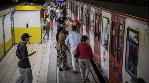 Un policía fuera de servicio evita la asfixia de un bebé en el metro de