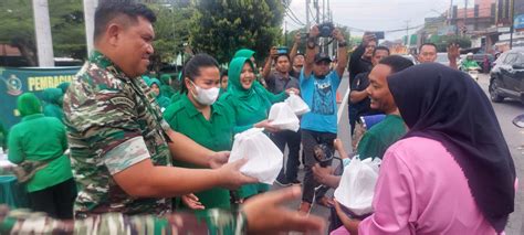 Kodim 0712 Tegal Bagikan Takjil Kepada Pengguna Jalan