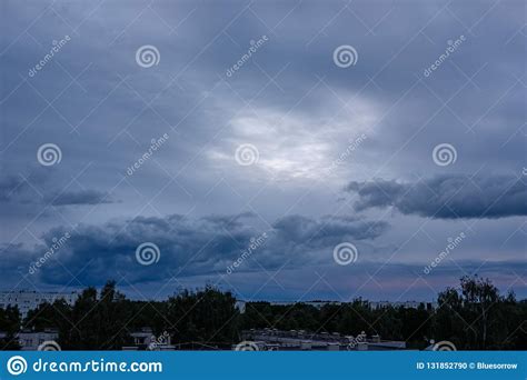 Nuvens De Tempestade Que Formam Sobre O Campo Foto De Stock Imagem De