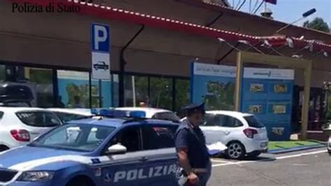 TERRORE SULL A1 Lanciano Sassi Dal Cavalcavia E Colpiscono Furgone