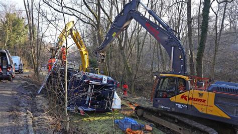 Nach Unfall In Sachsenheim Heikle Bergung Eines Havarierten