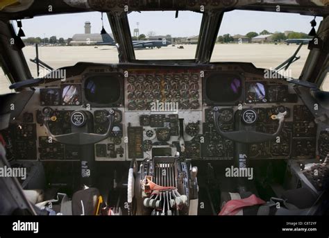 B 52 bomber cockpit hi-res stock photography and images - Alamy