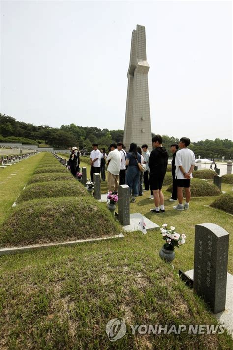 5·18민주묘지 참배하는 학생들 연합뉴스