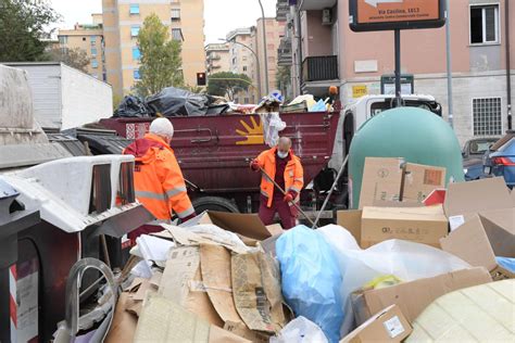 Roma I Dipendenti Del McDonalds Di Corso Francia Ripuliscono Larea