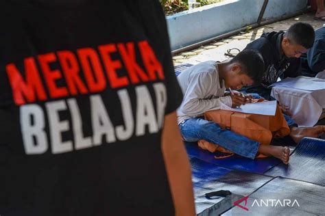 Siswa Ikuti Ujian Di Tenda Pascabencana Di Sumatera Utara ANTARA News