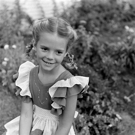 35 Rare And Adorable Photos Of Child Star Natalie Wood In The 1940s