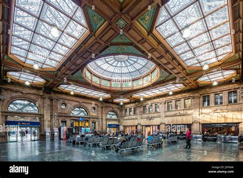 Edinburgh waverley station hi-res stock photography and images - Alamy