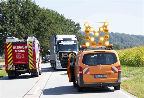 Autofahrer aus dem Kreis Eichstätt stirbt nach Lkw Unfall auf B12 in