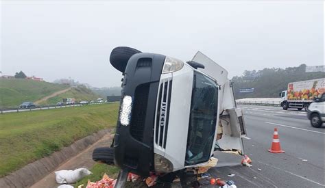 Em Poucas Horas Rodovia Registra Dois Tombamentos De Caminh Es Em