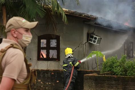 Fogo destrói casa e deixa família desabrigada no Santo Antônio