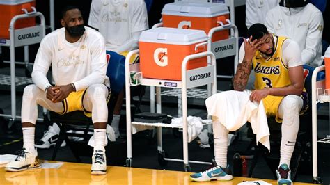 Los Angeles Lakers Lebron James Rolls Ankle In Opening Night Loss