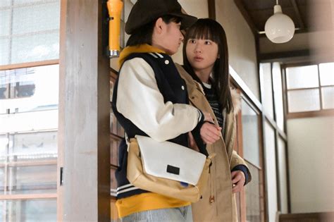 連続テレビ小説「おかえりモネ」第36話。母の浮気？の真相を確かめる未知（蒔田彩珠・左）と百音（清原果耶）（c）nhk ― スポニチ