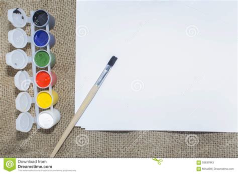 Grupo De Pinturas Da Aquarela De Escovas Para Pintar E De Folha Vazia