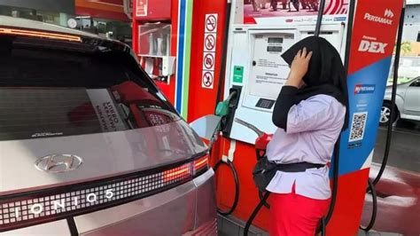 Potret Tingkah Kocak Pengendara Saat Isi Bensin Auto Bikin Salfok