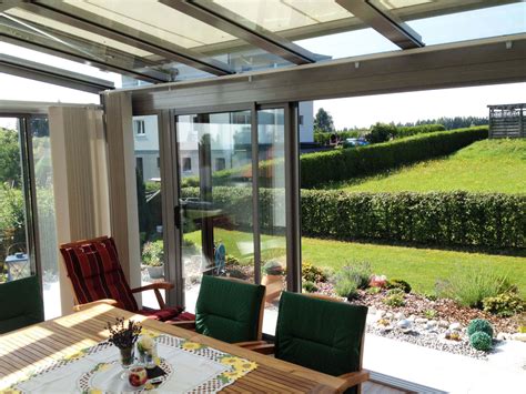 Schiebbarer Windschutz aus Glas für Terrassen In Grau gestaltet