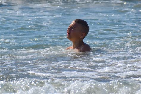 Chico En Problemas En El Agua Un Ni O Se Est Ahogando En El Mar