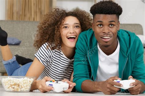 Fundo Casal Jovem Animado Feliz Jogando Videogame Foto E Imagem Para