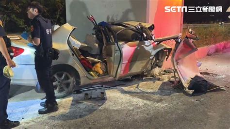 新北兩車碰撞1轎車失控撞柱！車體面目全非 駕駛卡車內救出沒了心跳 社會 三立新聞網 Setn