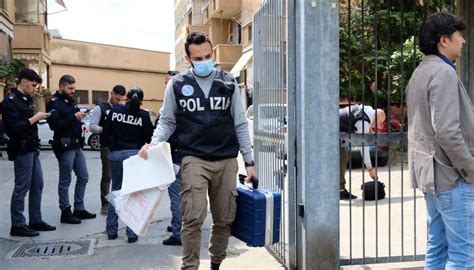 Preso A Martellate Dal Figlio Nel Cortile Di Casa A Torino Morto In