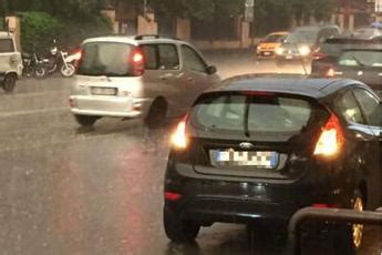 Maltempo Oggi Roma Con Nubifragio Due Feriti Per Caduta Alberi L