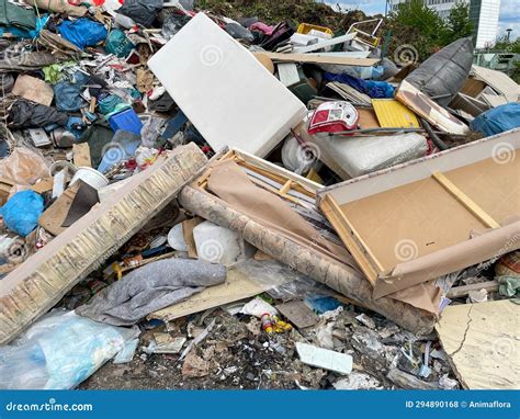 Pila De Basura En Un Centro De Reciclaje En La Ciudad Foto De Archivo