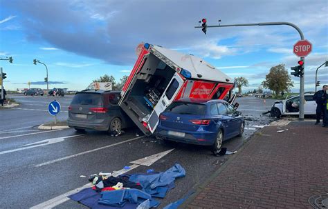 Unfall In Mechernich Rettungswagen Kollidiert Auf Kreuzung Mit Auto